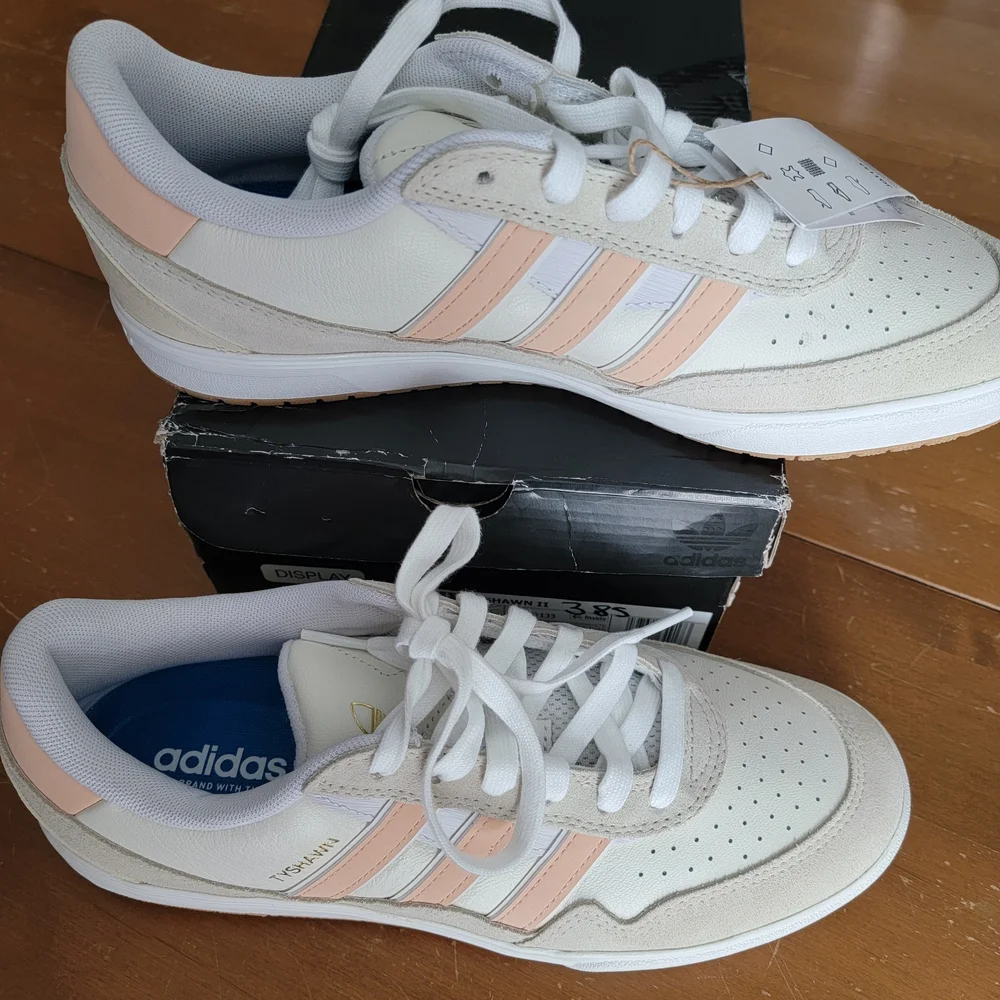 Adidas Tyshawn II Wonder White & Powder Coral Mens 9 / Womens 10 NWT - Picture 3 of 14